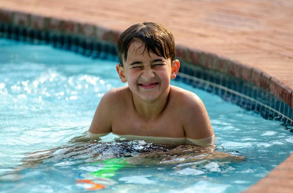 Guide Complet : Bâche de Piscine vs Couverture Thermique – Quelle Option Est la Plus Avantageuse ?